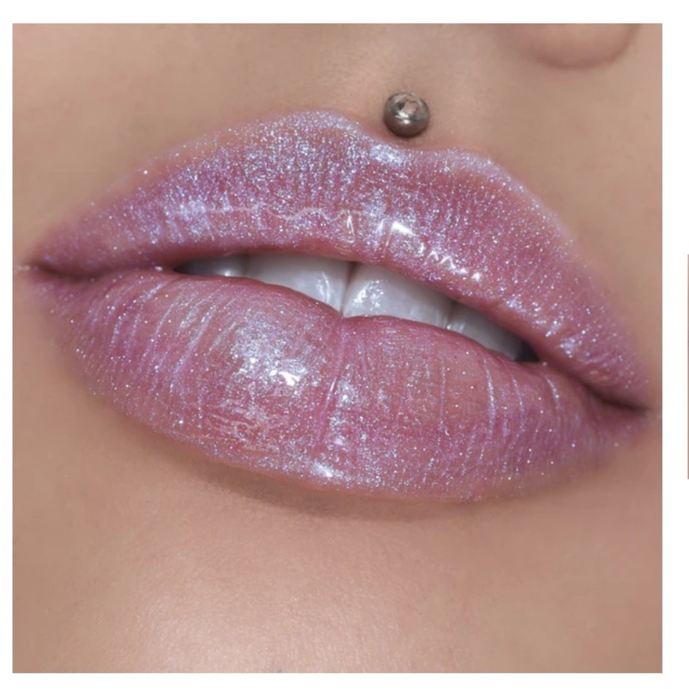 The Gloss in iridescent throne